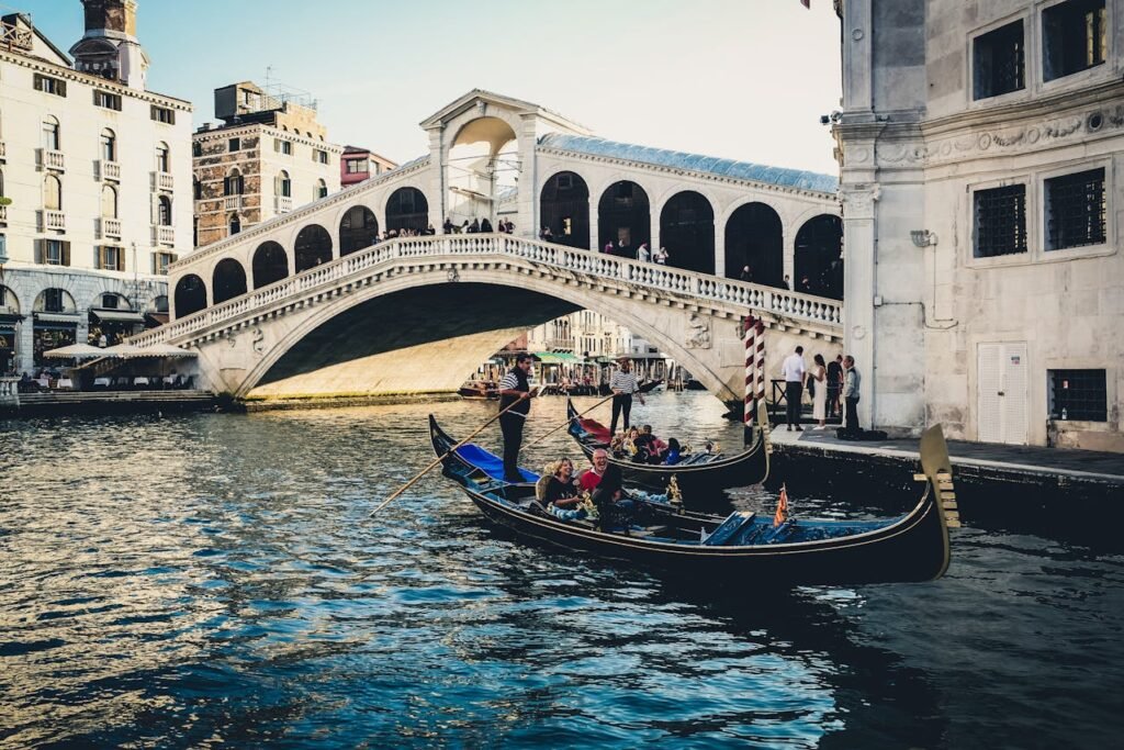 RIALTO BRIDGE VENICE ITALY